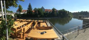 Biergarten mit Blick auf die Donau